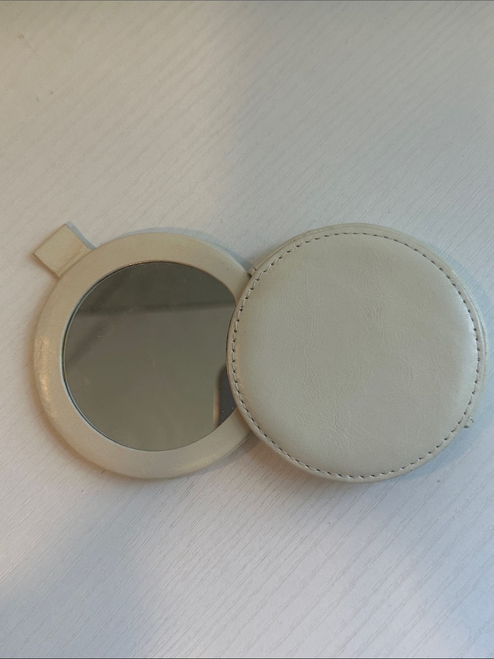 HOBO International Round Premium Leather Travel Mirror in cream - RARE